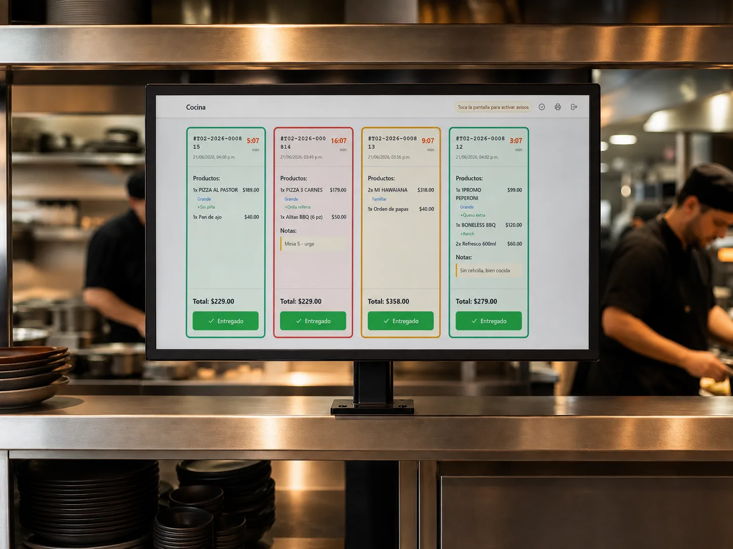 Pantalla de cocina de Almora POS con órdenes activas, tiempos y prioridad por color, ideal para restaurantes