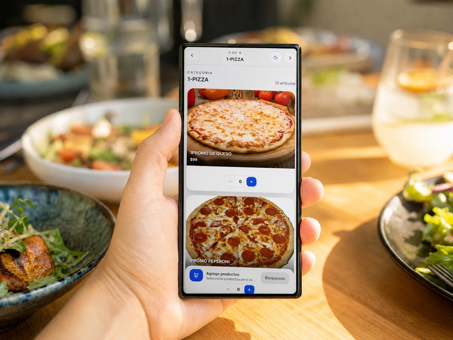 Menú digital de Almora POS en teléfono: cliente ordena por código QR desde su mesa, ideal para cafeterías